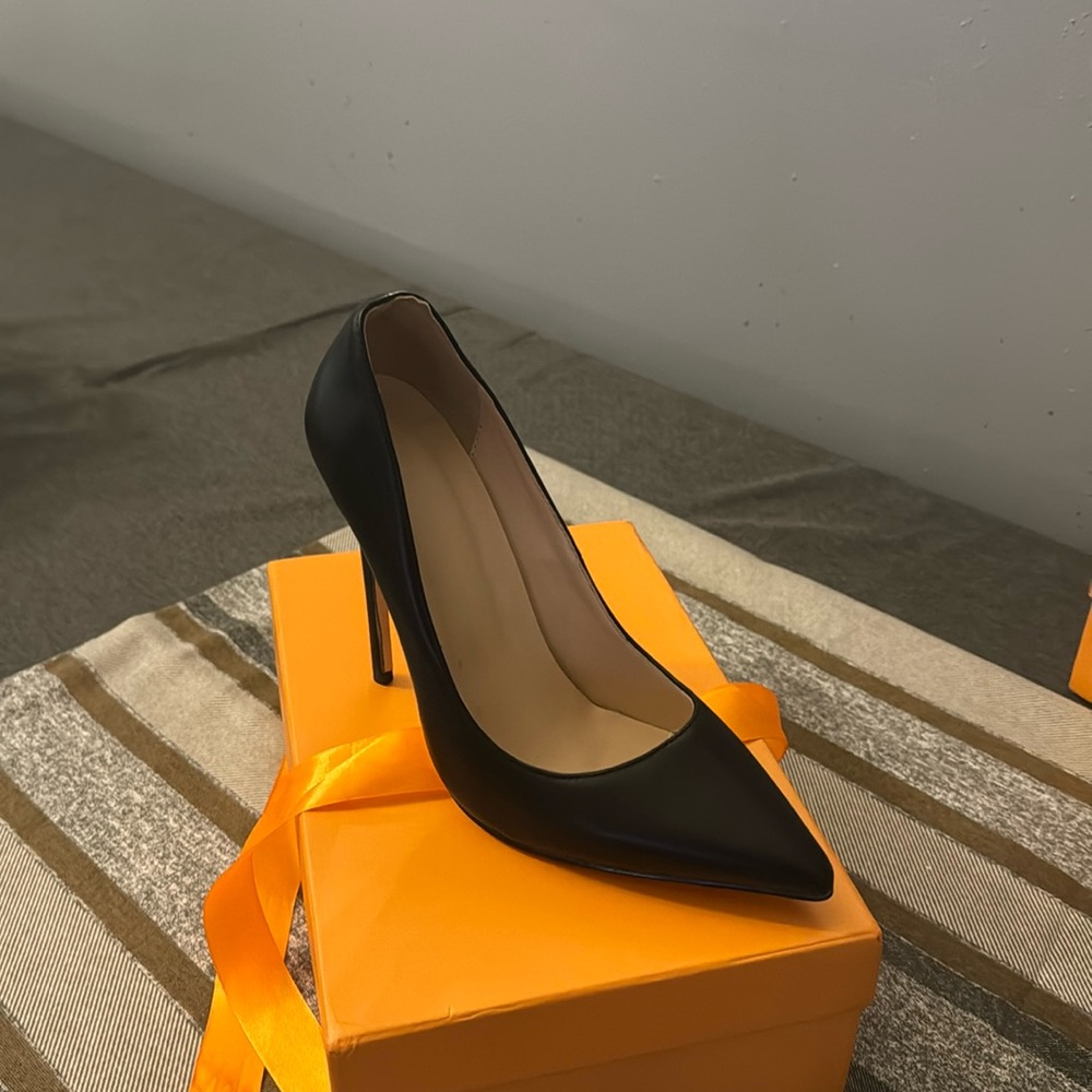Ladies dress shoe by Up2Step, size 9, black pointed toe